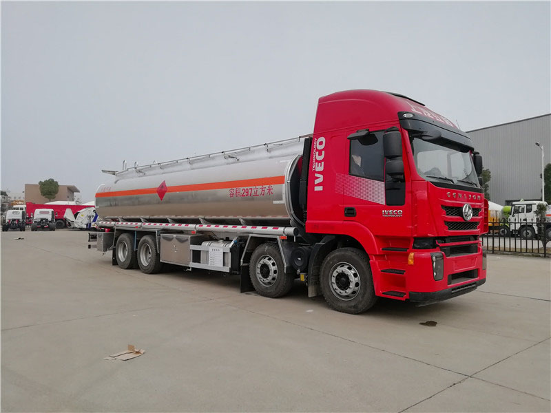 上汽紅巖29.7方前四后八鋁合金運(yùn)油車(chē)，20噸運(yùn)油車(chē)