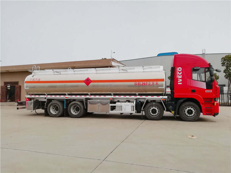 上汽紅巖29.7方前四后八鋁合金運(yùn)油車(chē)，20噸運(yùn)油車(chē)