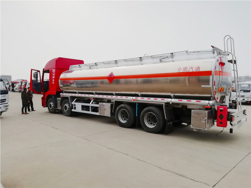 上汽紅巖29.7方前四后八鋁合金運(yùn)油車(chē)，20噸運(yùn)油車(chē)